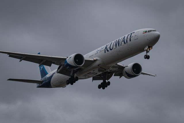 BOEING 777-300ER (9K-AOE) - Had a long layover in London... Decided to check out the famed Myrtle Ave, and turns out, when 27L is the arriving runway, it is quite a show!