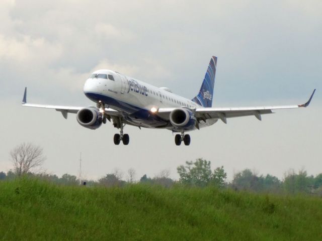 Embraer ERJ-190 (N334JB)