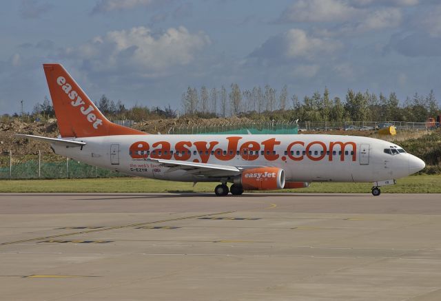 BOEING 737-300 (G-EZYR) - EasyJet - Boeing 737-33V C/N 29341/3125 - G-EZYR - at Luton 2004-10-06.