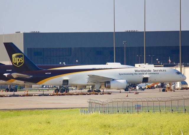 Boeing 757-200 (N472UP) - At DFW.