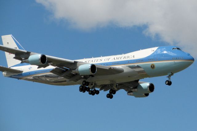 82-8000 — - With President Obama aboard, Air Force One makes a late morning (about 11:15) approach to Reno Tahoe Internationals runway 34L.