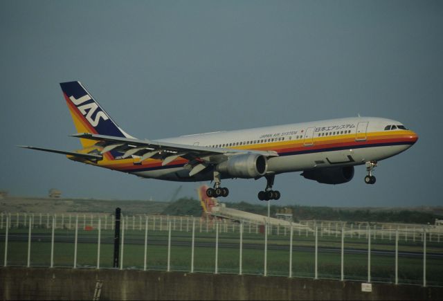 Airbus A300F4-200 (JA8478) - Short Final at Tokyo-Haneda Intl Airport Rwy22 on 1993/10/24