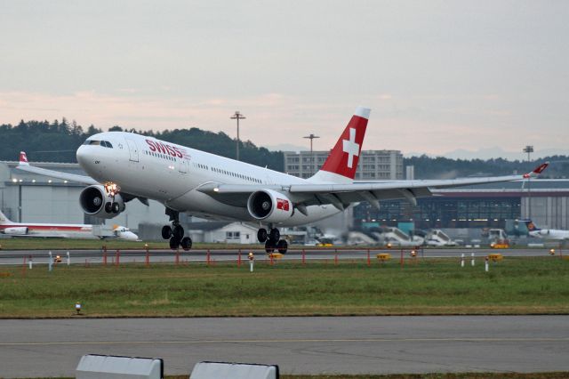 Airbus A330-200 (HB-IQP)