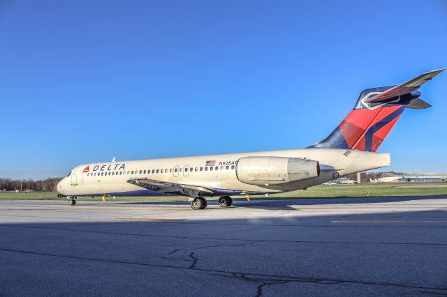 Boeing 717-200 (N928AT) - Delta 1060 taxiing for departure to the motherland