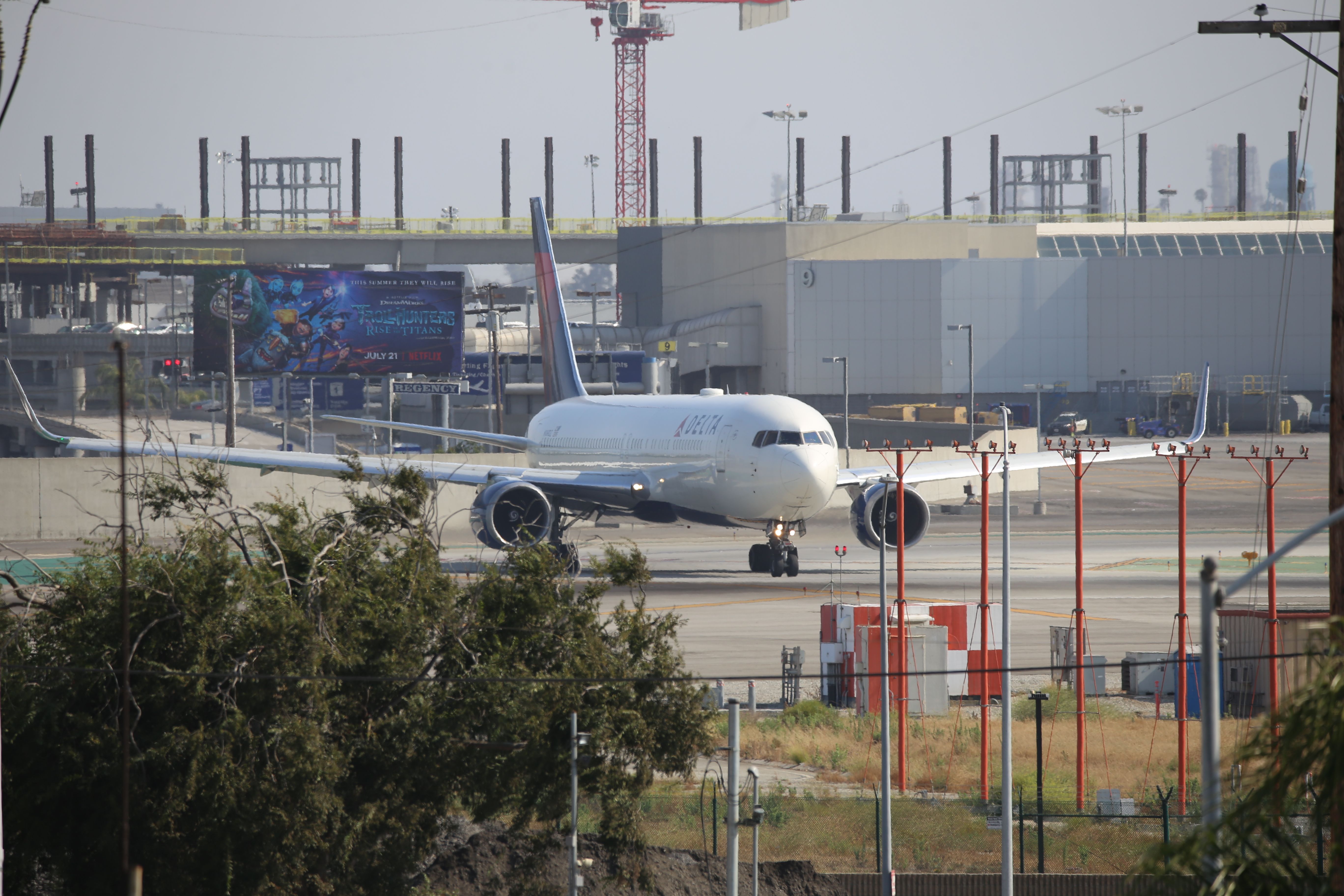 BOEING 767-300 (N169DZ)