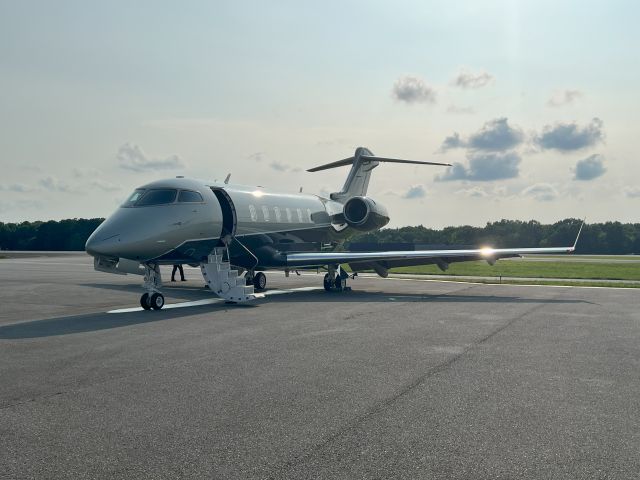 Bombardier Challenger 300 (N808NC)