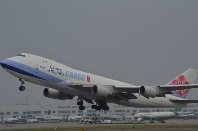 Boeing 747-400 (B-18707)