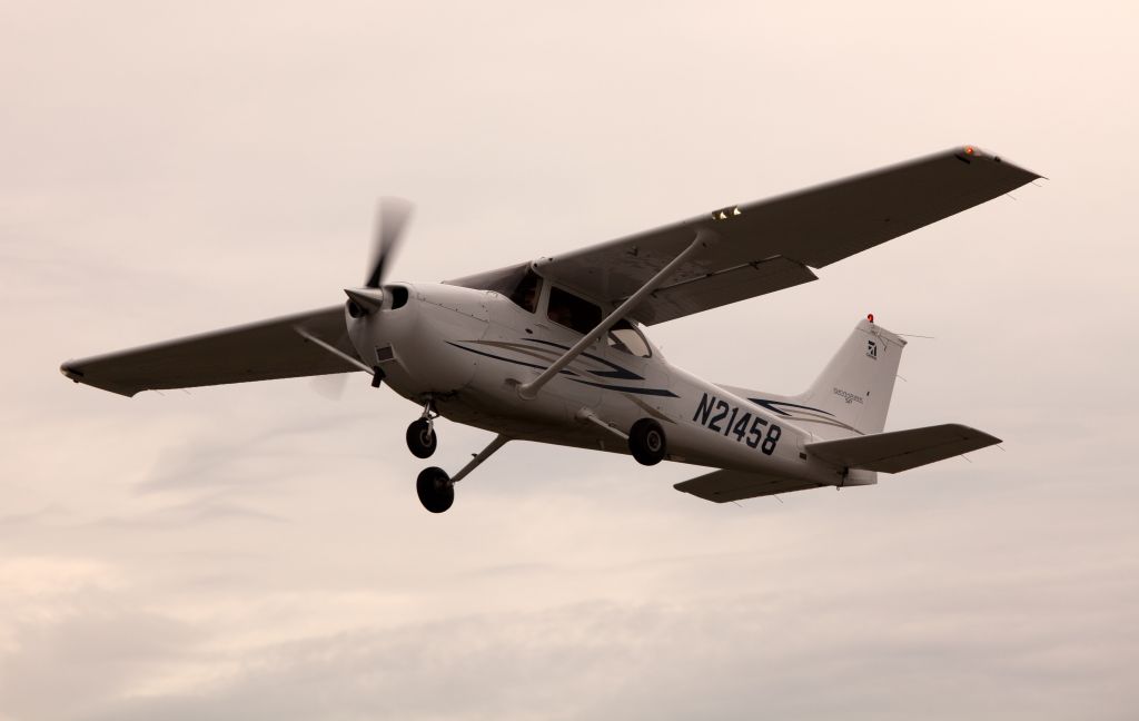 Cessna Skyhawk (N21458) - Take off RW 08. Great airport - friendly people!