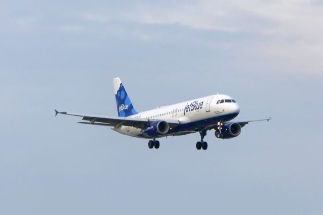 Airbus A320 (N612JB)