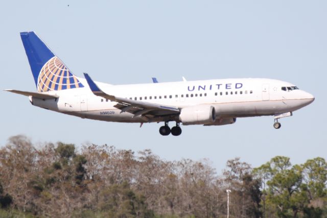 Boeing 737-500 (N14629) - United Flight 1633 (N14629) on approach to Runway 6 at Southwest Florida International Airport following a flight from Cleveland-Hopkins International Airport