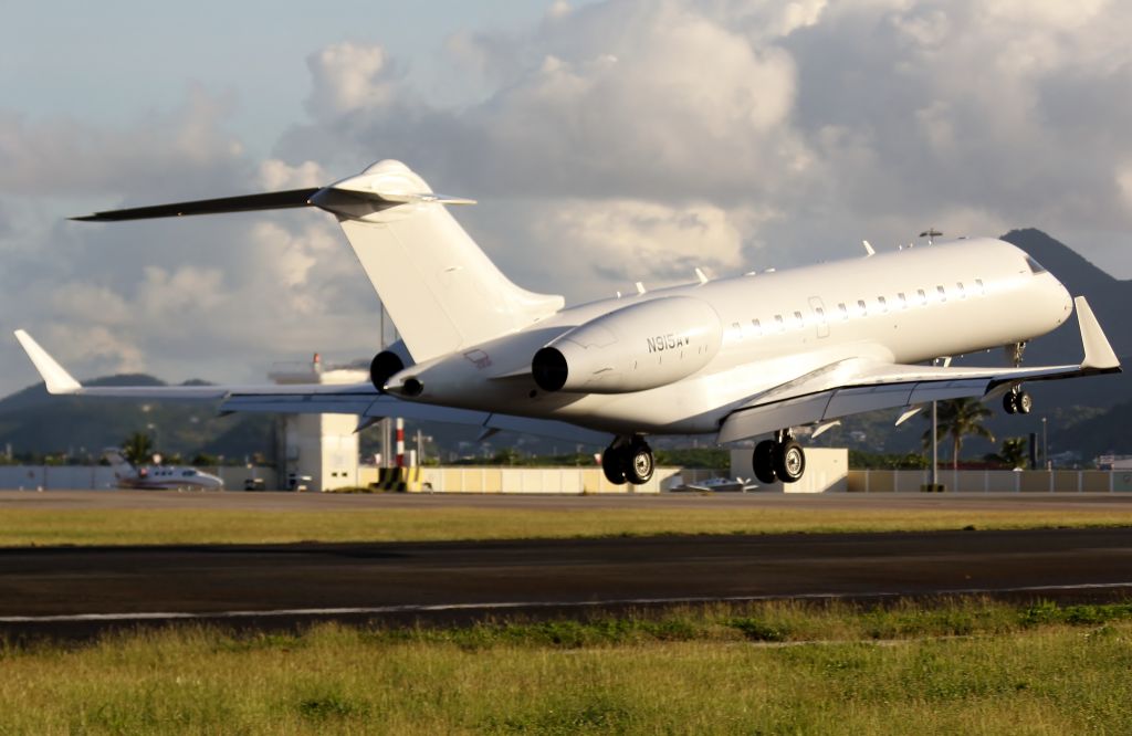 Bombardier Global Express (N915AV)