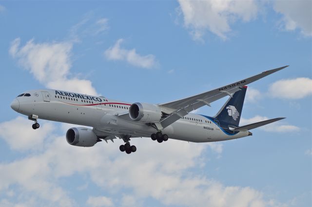 Boeing 787-9 Dreamliner (N438AM) - Boeing 787-9 Dreamliner N438AM MSN 43862 of Aeromexico is on approach to Mexico City International Airport (07/2018).