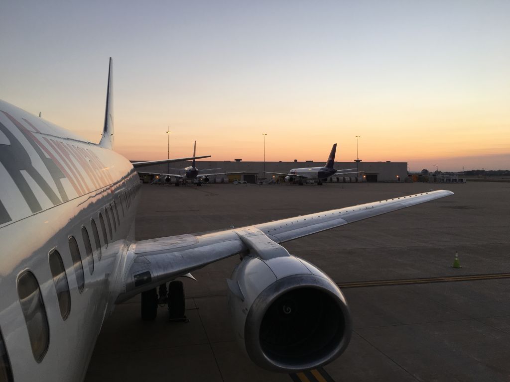 BOEING 737-400 (N313XA) - Sunset on a warm November evening.