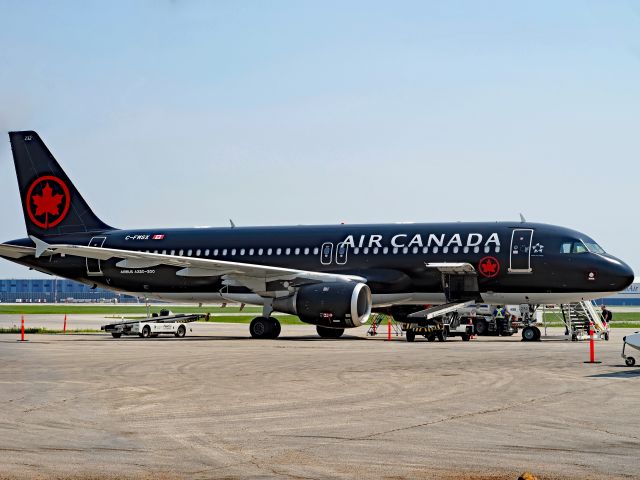 Airbus A320 (C-FMSX) - Out to catch the second Air Canada Jetz A320 to wear the black livery.