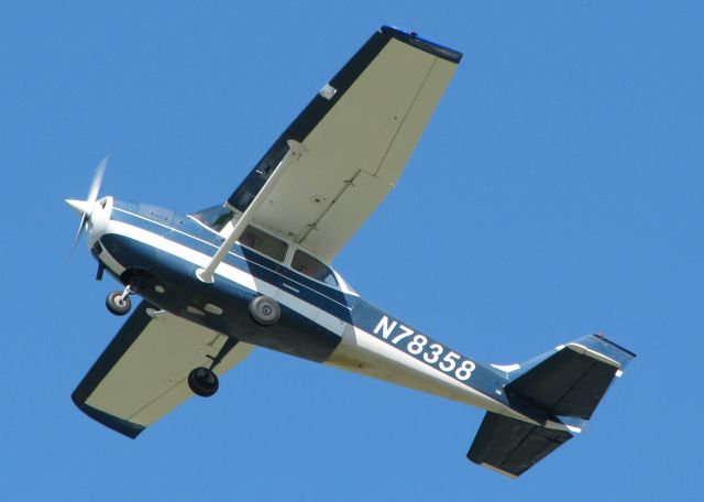 Cessna Skyhawk (N78358) - Off of runway 32.