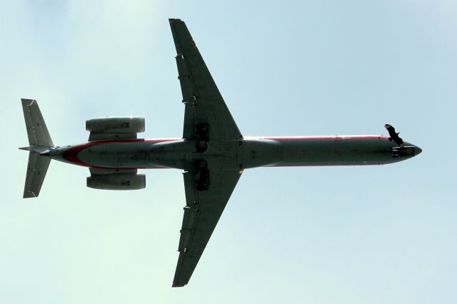 — — - Picture  number 1 of 2. I captured this at work in Nashville this morning. It is under the final approach to Runway 2 Center at KBNA about 45 seconds from touchdown. I regularly see buzzards circling high above the ground. This Turkey Vulture has probably become too accustomed to the air traffic.