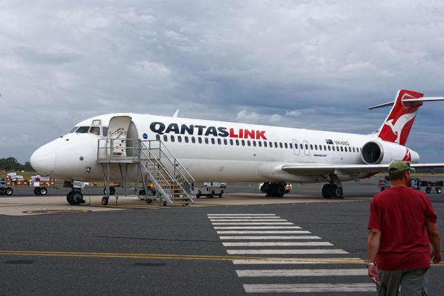 Boeing 717-200 (VH-NXQ) - boarding in Rockhamptonbr /a rel=nofollow href=http://flightaware.com/live/flight/VHNXQ/history/20160504/0015Z/YBRK/YBBNhttp://flightaware.com/live/flight/VHNXQ/history/20160504/0015Z/YBRK/YBBN/a