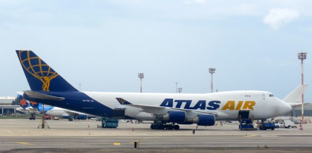 Boeing 747-400 (N477MC)