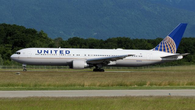 BOEING 767-300 (N653UA)