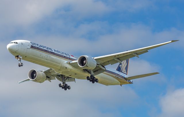 BOEING 777-300ER (9V-SWR)