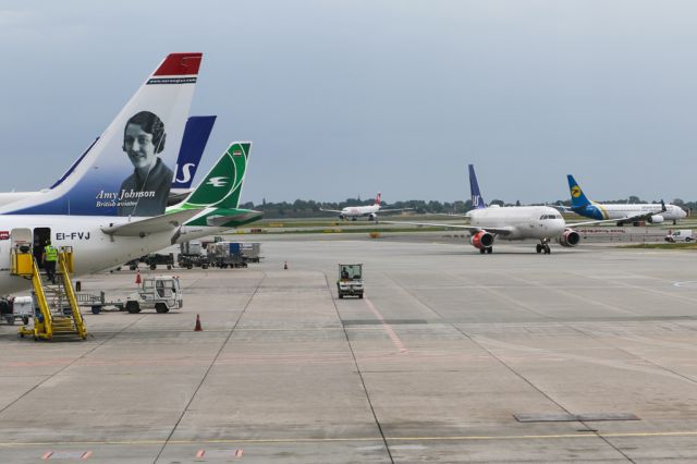 Airbus A320 (OY-KAW) - A selection of aircraft seen from the departure lounge at Copenhagen Airport, including YI-ARB of Iraqi Airlines, UR-PSR of Ukrainian Airlines and HB-JHA of Swiss.  OY-KAW is SAS1776 from Pristina.