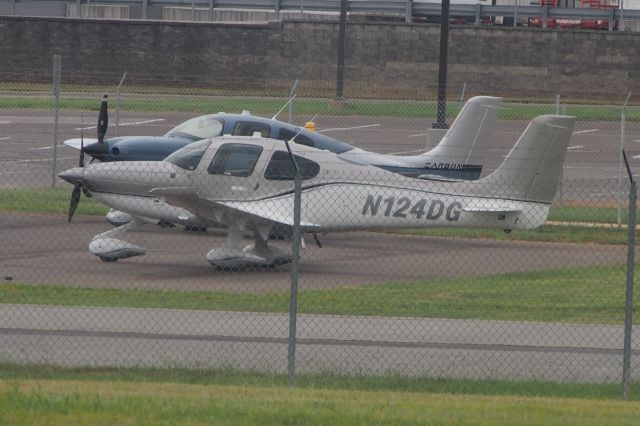 Cirrus SR-22 (N124DG)