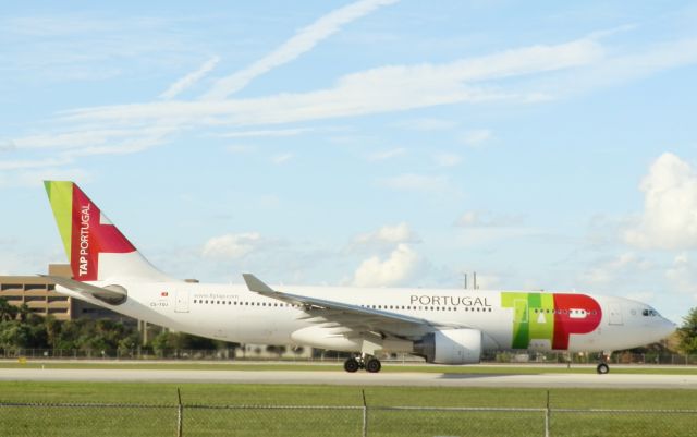 Airbus A330-200 (CS-TOJ) - Takeoff roll