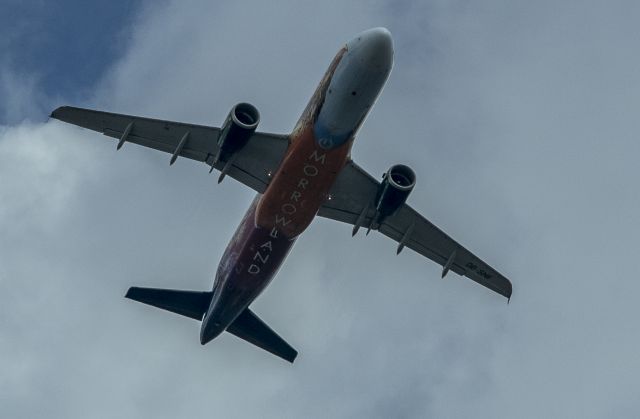 OO-SNF — - Airbus 320-241 "Tomorrowland" above Brussels (heading to Bordeaux FR) 3 minutes after taking off from Brussels Airport (sunday afternoon 17 september 2017 14hr53)