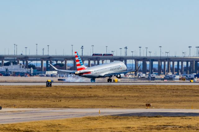 Embraer 175 (N206NN) - American Eagle Embraer 175 landing at DFW on 12/25/22. Taken with a Canon R7 and Tamron 70-200 G2 lens.