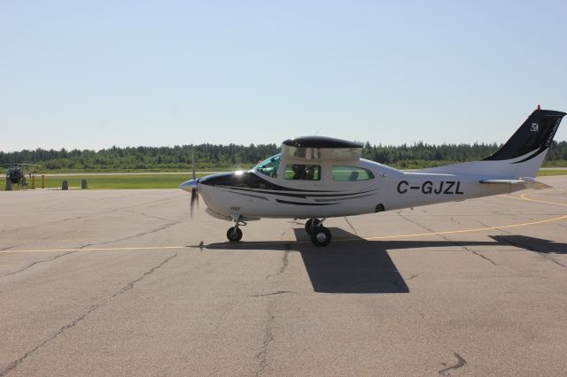 C-GJZL — - C-GJZL Cessna T-210 Turbo RG RVA Aéroport de Trois-Rivières QC.CYRQ 13-07-2019