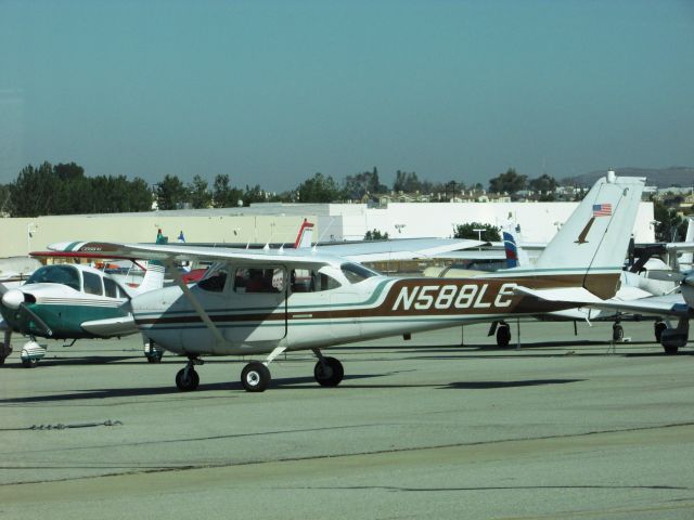 Cessna Skyhawk (N588LC) - Taxiing at Fullerton