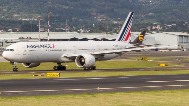 BOEING 777-300 (F-GZNK)