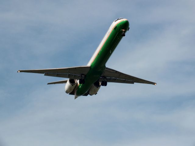 McDonnell Douglas MD-90 (B-17926)