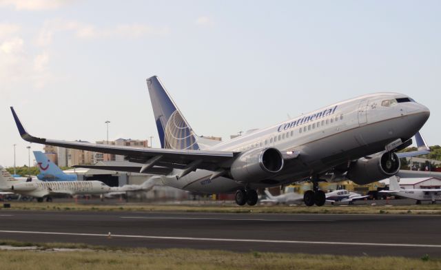 Boeing 737-700 (N17730)