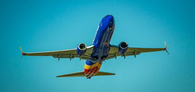 Boeing 737-700 (N7857B) - Takeoff from Houston Hobby. View from South Spotters Park