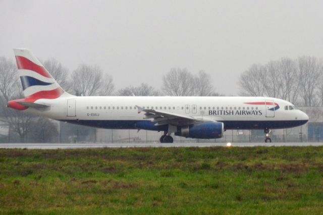 Airbus A320 (G-EUUJ)