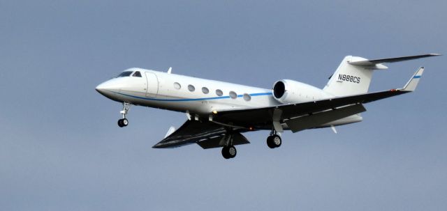 Gulfstream Aerospace Gulfstream IV (N888CS) - About to touch down is this 2001 Gulfstream Aerospace G-IV in the Winter of 2024.