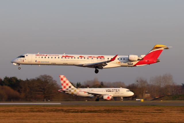 Bombardier CRJ-1000 (EC-MNQ) - Flight IB8546 / ANE54HM Fom Madrid Barajas To Nantes Atlantique