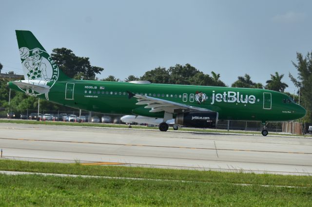 Airbus A320 (N595JB)