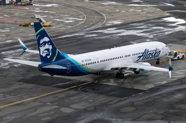 Boeing 737-900 (N270AK) - Getting pushed back for its flight to sunny Cabo