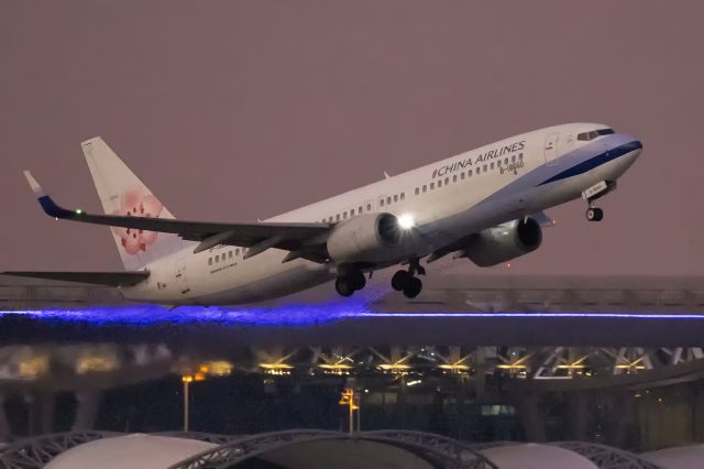 Boeing 737-800 (B-18660) - 23rd April, 2025: Flight CI 840 bound for Kaohsiung City in southern Taiwan rotates early from runway 20L at Bangkok's Suvarnabhumi. 