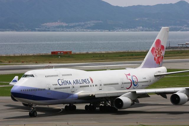 Boeing 747-400 (B-18208)