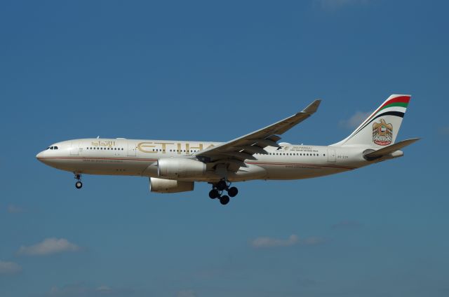 Airbus A330-200 (A6-EYP)