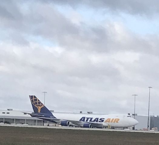 Boeing 747-400 (N485MC)