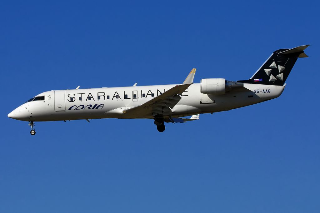 Airbus A320 (S5-AAG)