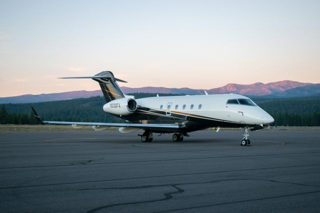 Bombardier Challenger 300 (N530FX) - See full image