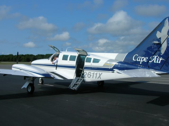 Cessna 402 (N2611X)