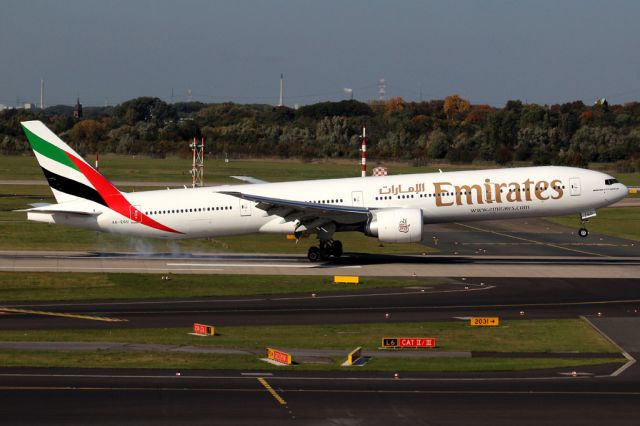 BOEING 777-300 (A6-EGU)