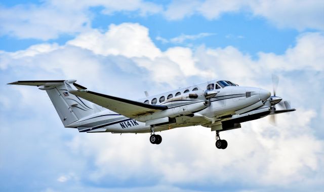 Beechcraft Super King Air 350 (N141K)