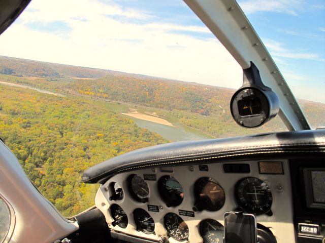 Piper Cherokee (N75304) - fall departure from KOVS